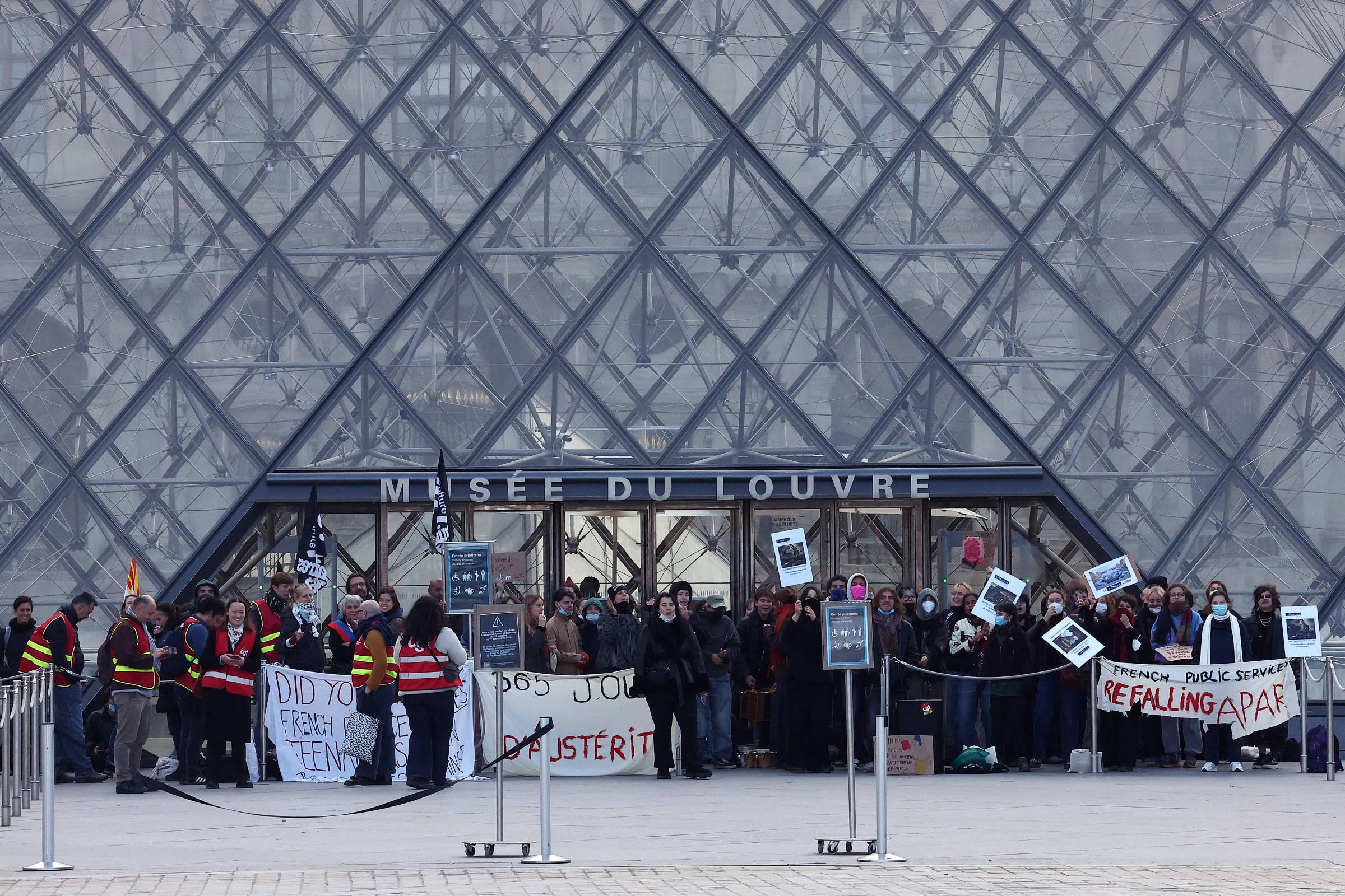 Protest Closes Louvre, and Government Announces Curfews to Contain Wave of Violence in France