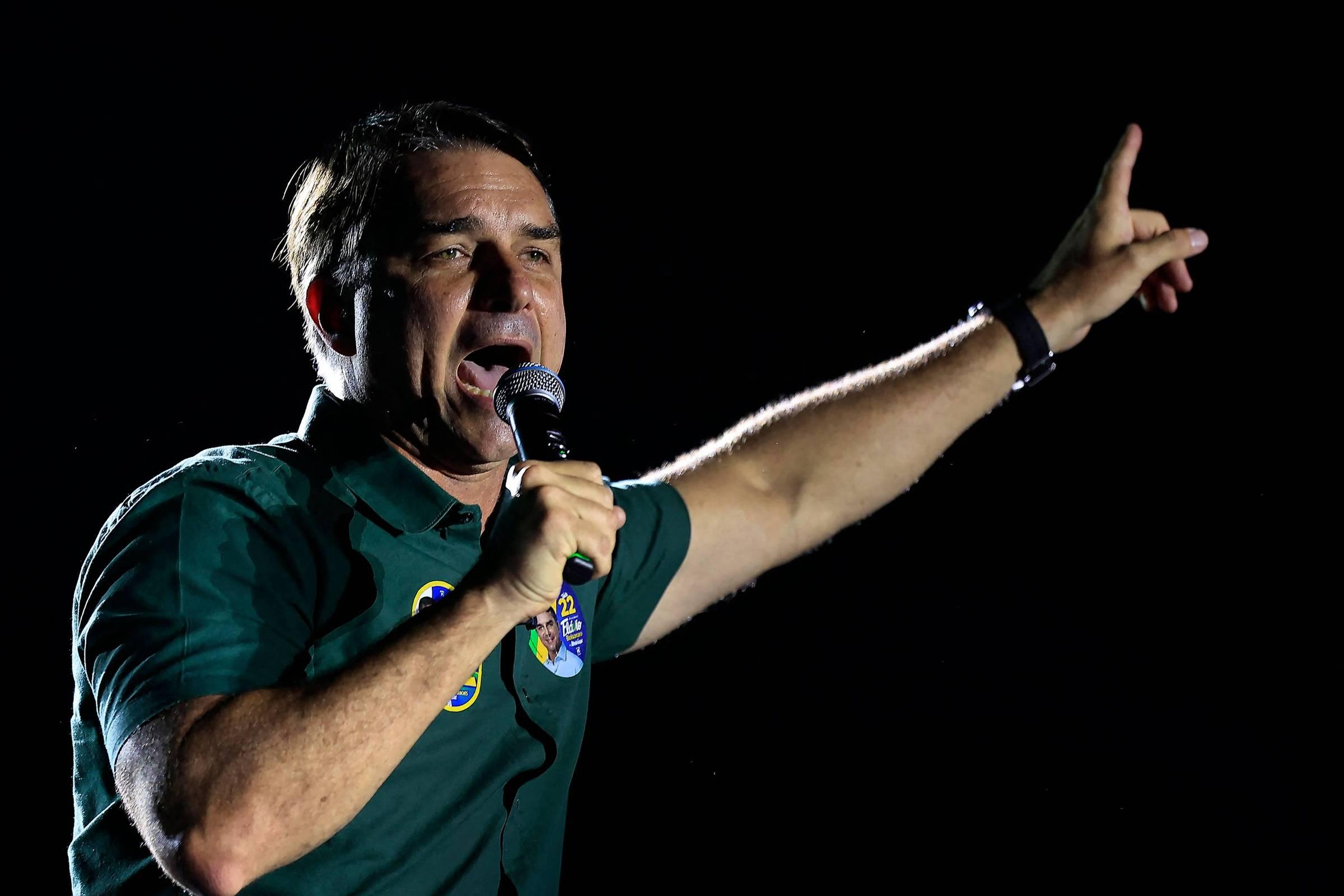 Flávio Bolsonaro seeks to sidestep suspicions to reach the presidential palace and free his father