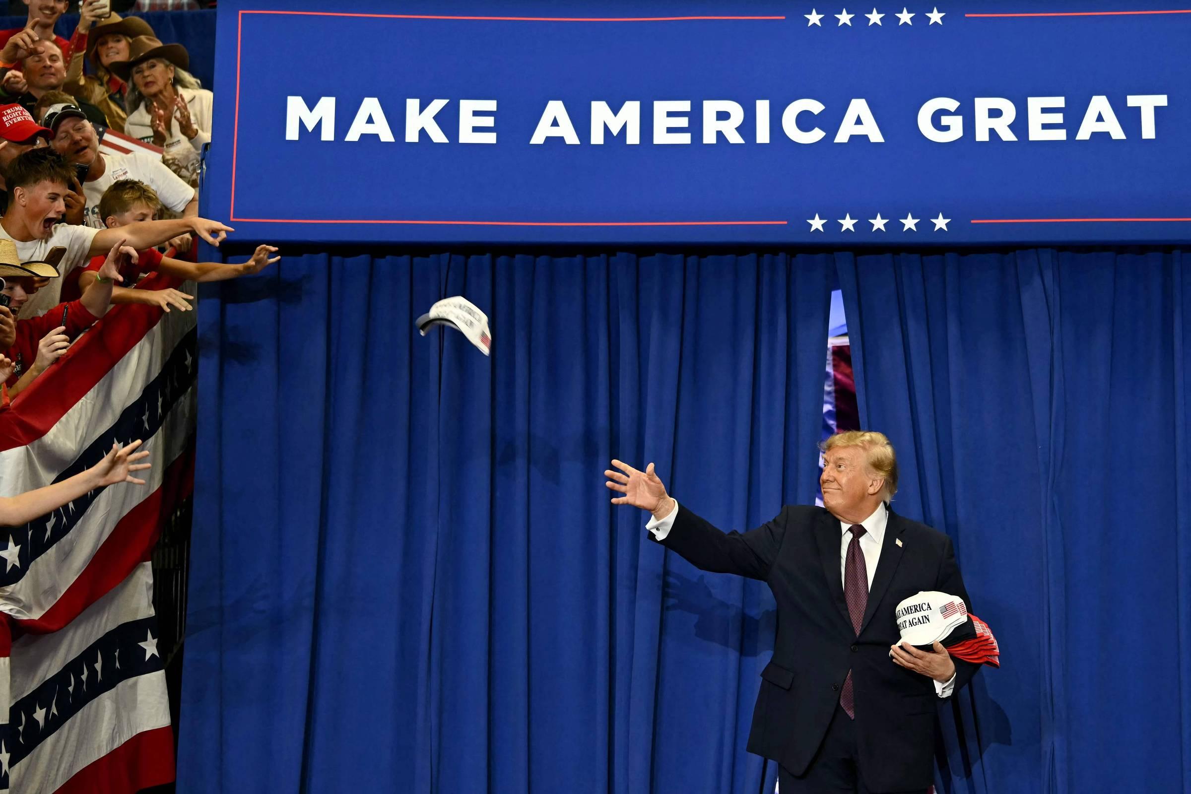 Trump resorts to bizarre praise and shifts focus from inflation to mobilize the Republican base in the United States