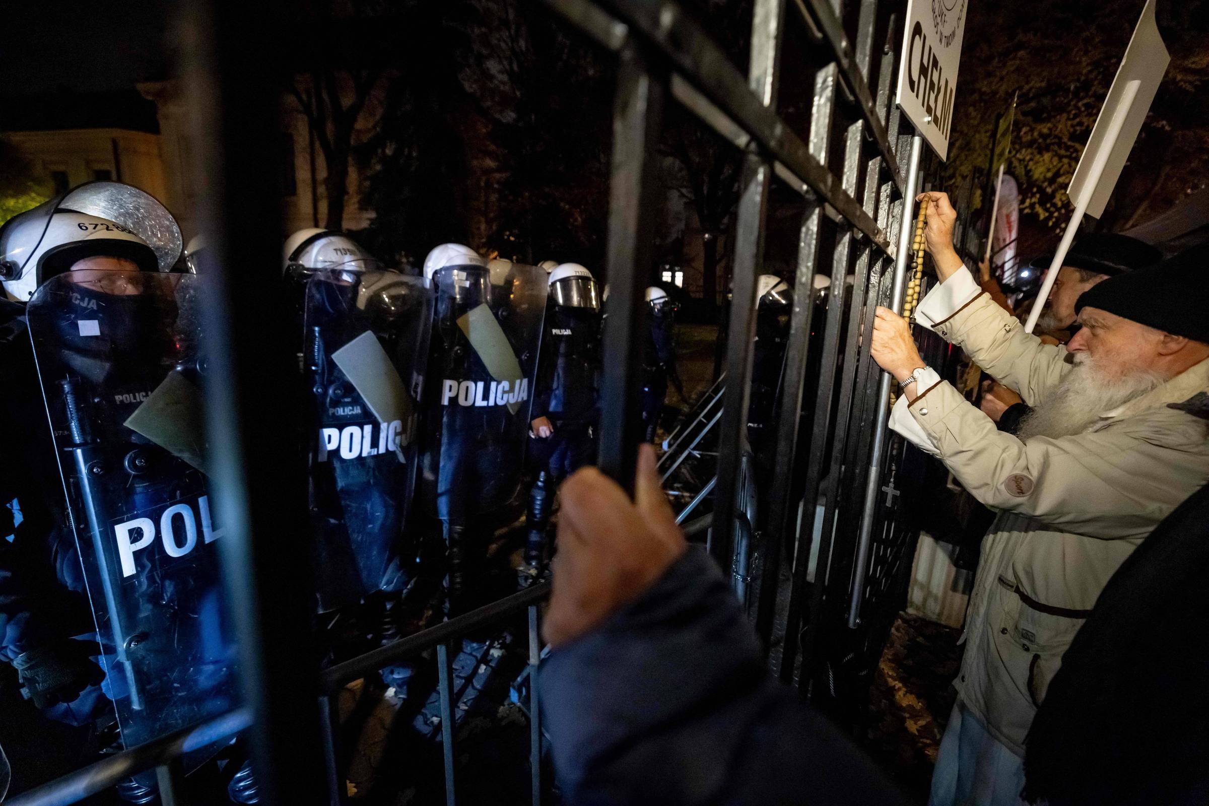 Right accuses Polish government of coup after suspension of Constitutional Tribunal president