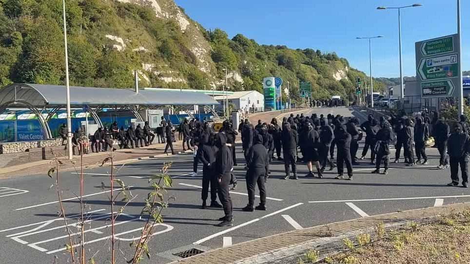 Politicians condemn Dover anti-migrant blockade as protesters warn 'it's only the beginning'