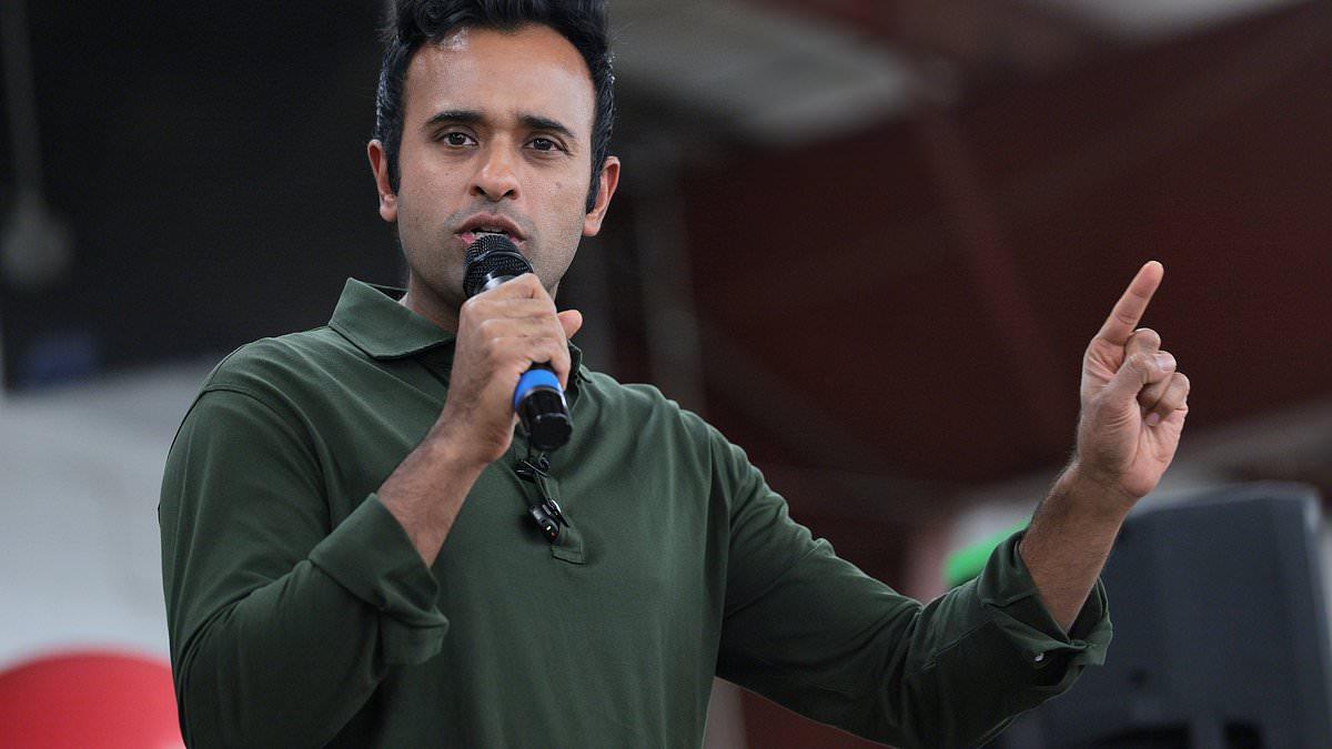 Heckler erupts at Vivek Ramaswamy over controversial ad that features Democratic opponent's 'abusive' mom