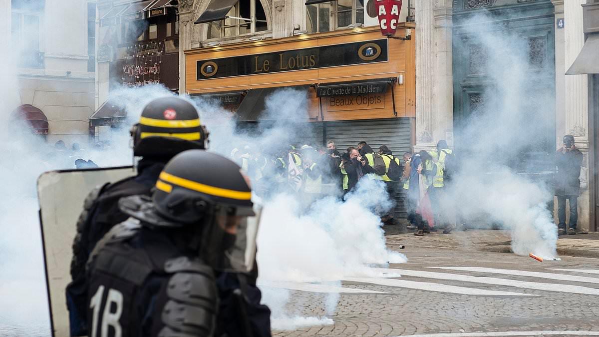 France turmoil branded 'wake up call' over debt - as French borrowing costs hit 24-year high and Carrefour plunges