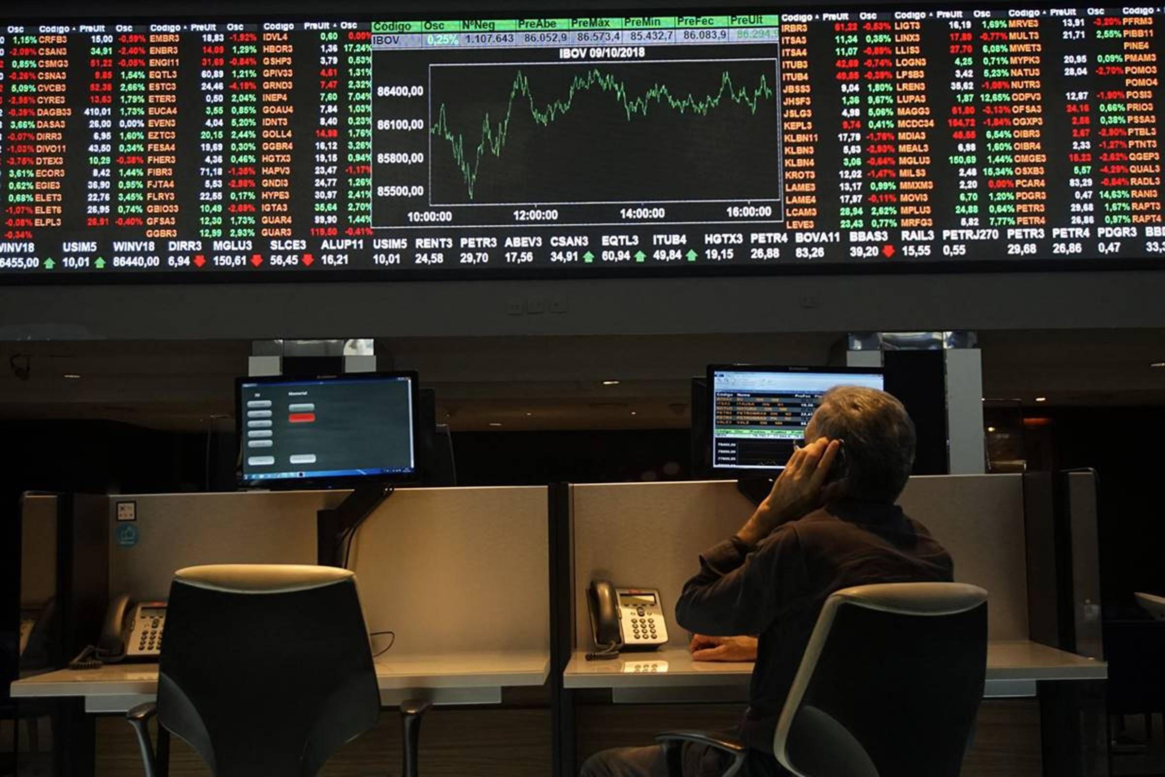 Stock market posts one of its worst performances ever, closing down 13.88%