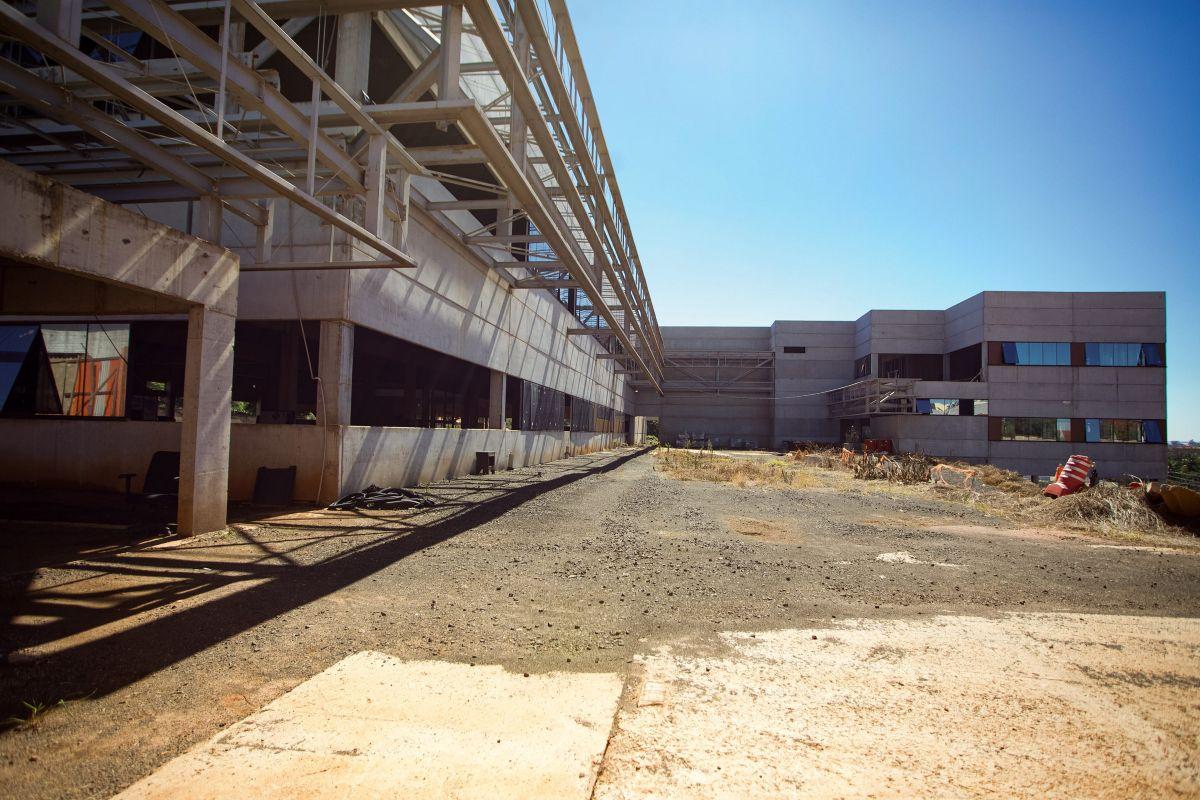 On the run, Primo left a colossal construction project abandoned in the interior of São Paulo
