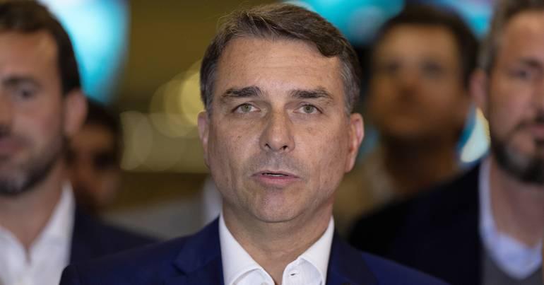 Two cases, a canceled passport and a flight: the Bolsonaro case