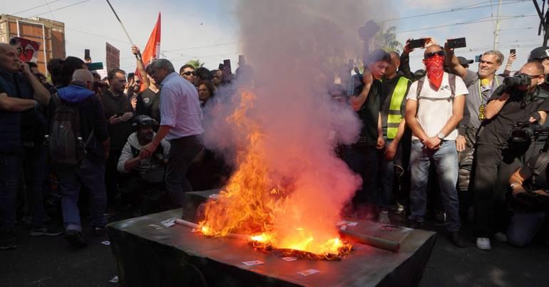 Strike in Italy with clashes and camp at the Colosseum