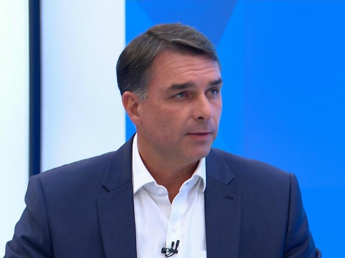 With direction and acting by Flávio Bolsonaro: Lie, Omit, Flee