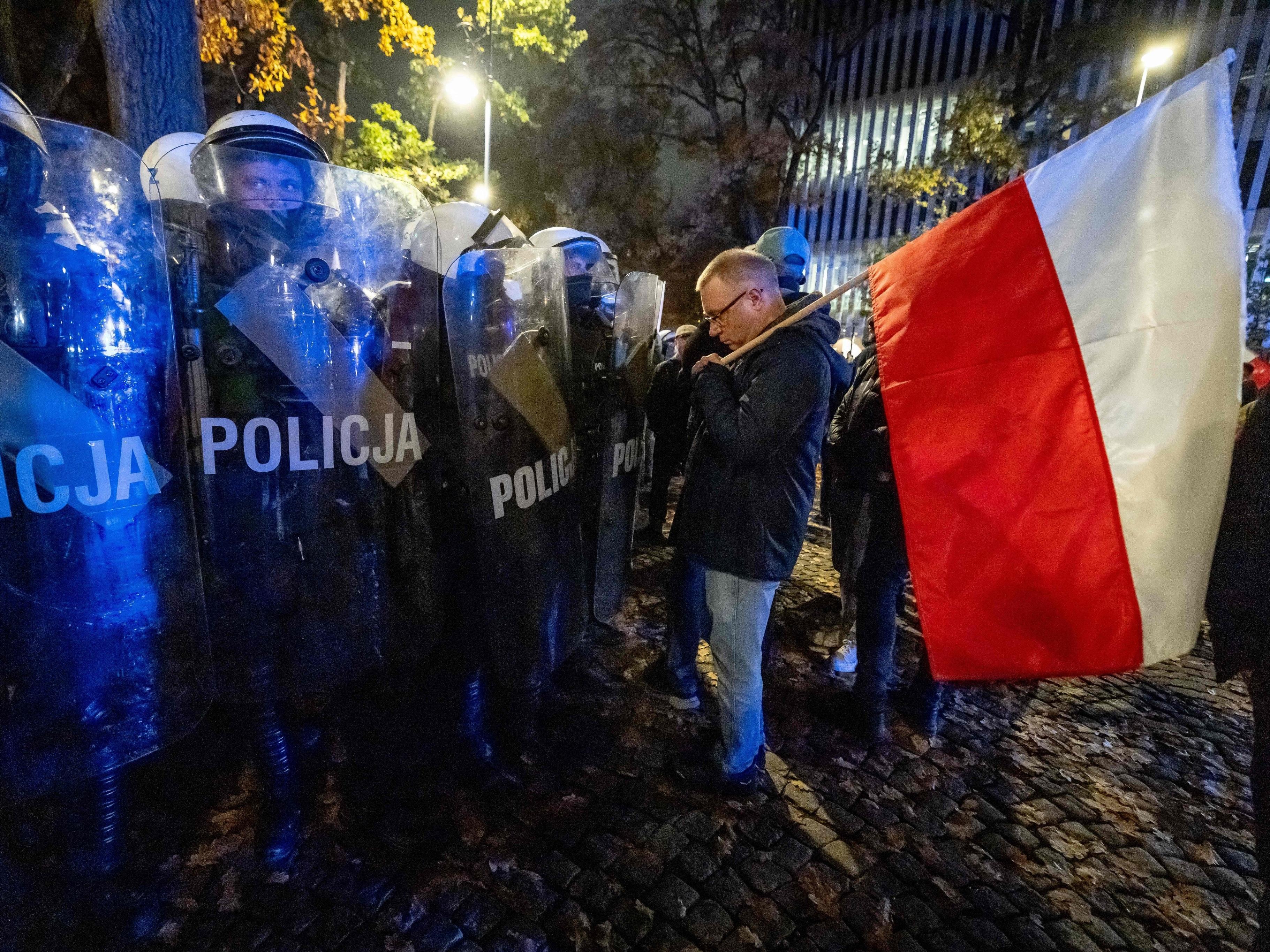 Polish president tries to force his way into a court after a national crisis