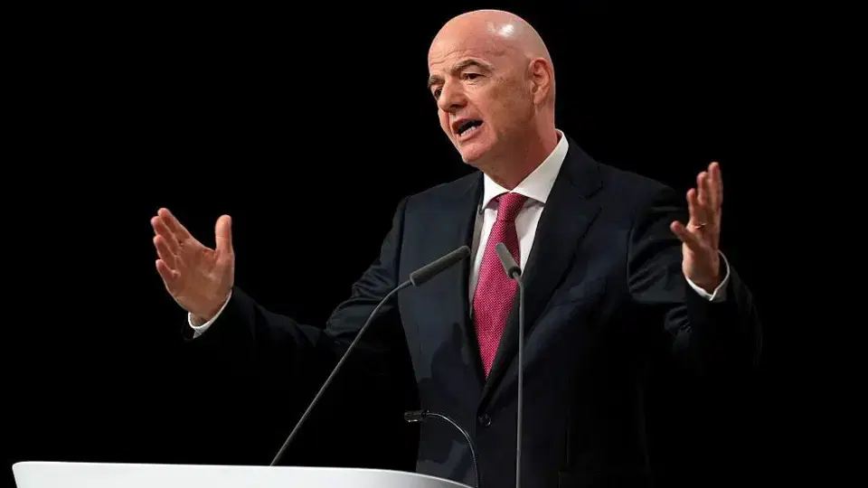 Players covering mouths during confrontations should be sent off - Infantino