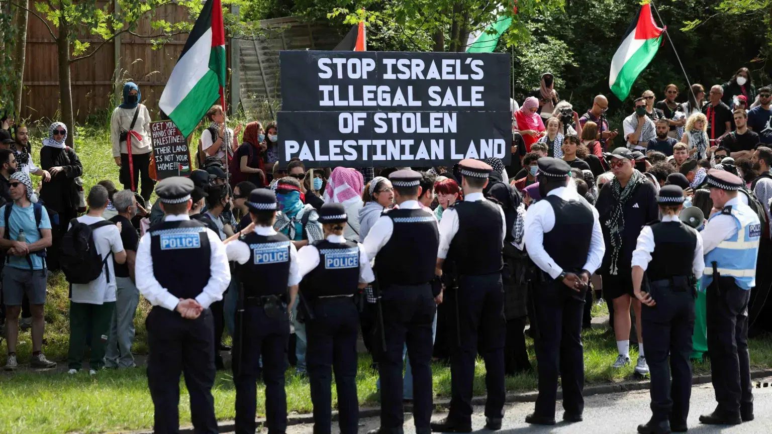 Police arrest 14 after protest outside synagogue