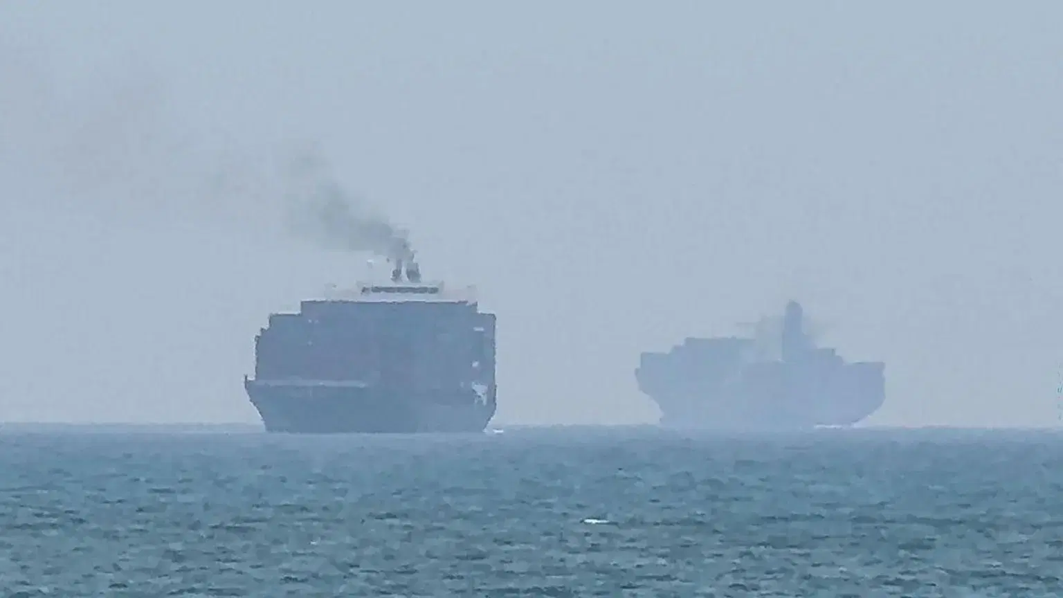 Hormuz talks positive, Oman says, as Iran warns deal would not open strait