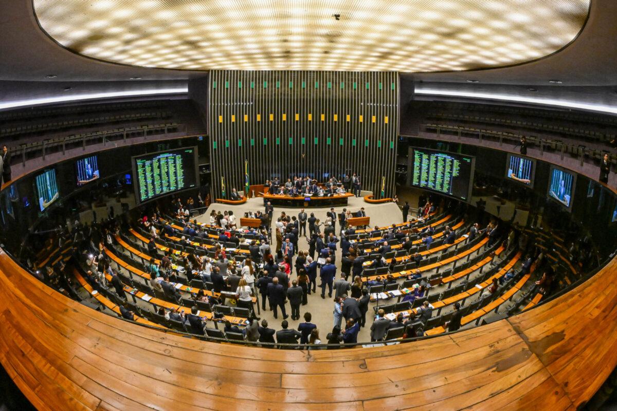 Mixed district-based voting divides Centrão and the opposition and gains strength in Congress