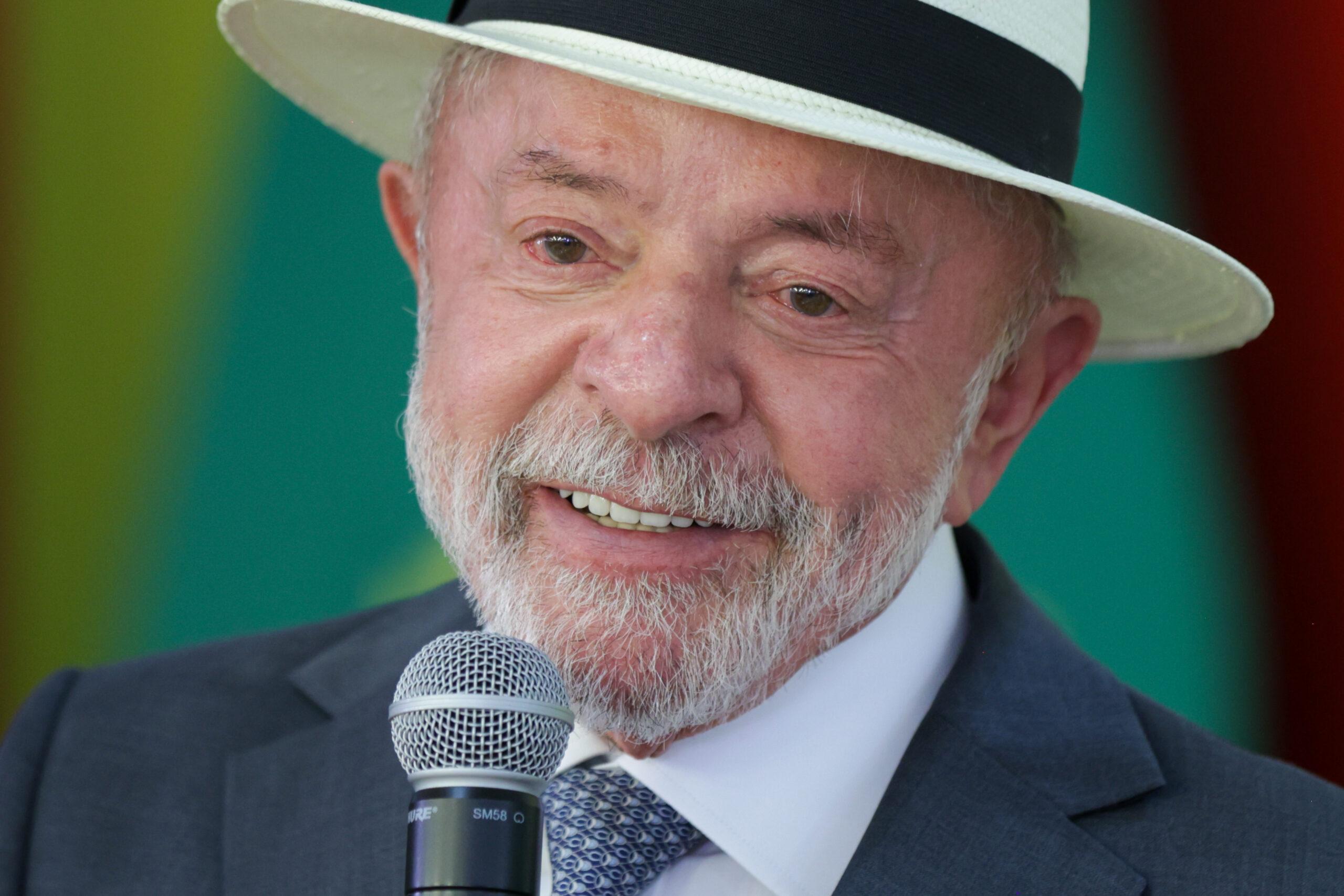 Lula! Win the election against the problems now (Roberto Caminha Filho)