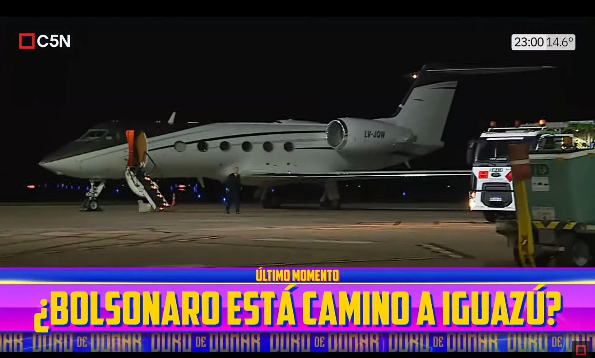 Flávio Bolsonaro and family cross the border and fly to Ecuador on a private jet, Argentine Migration Agency says