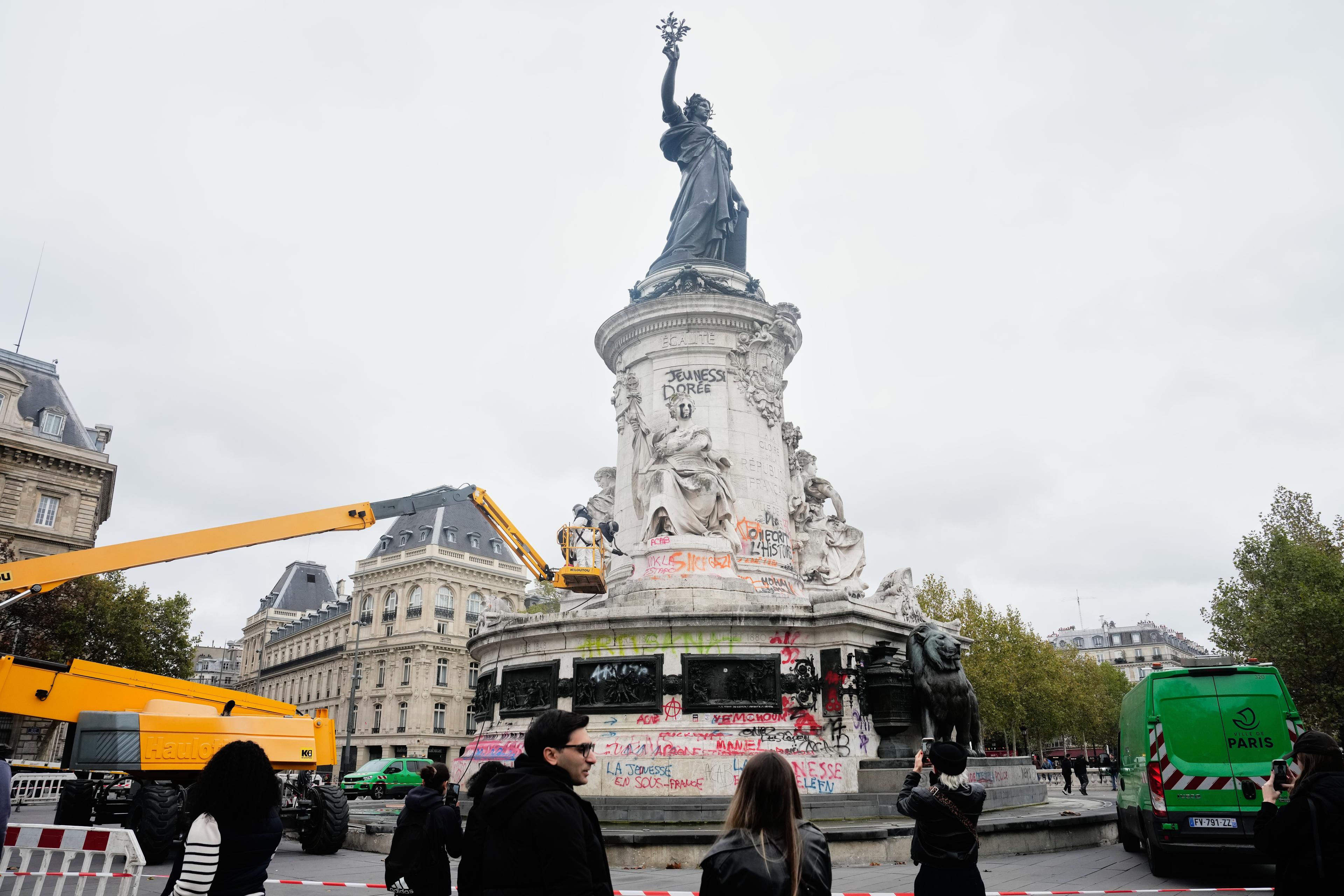 Thousands protest in Paris after Court overturns ban on demonstration