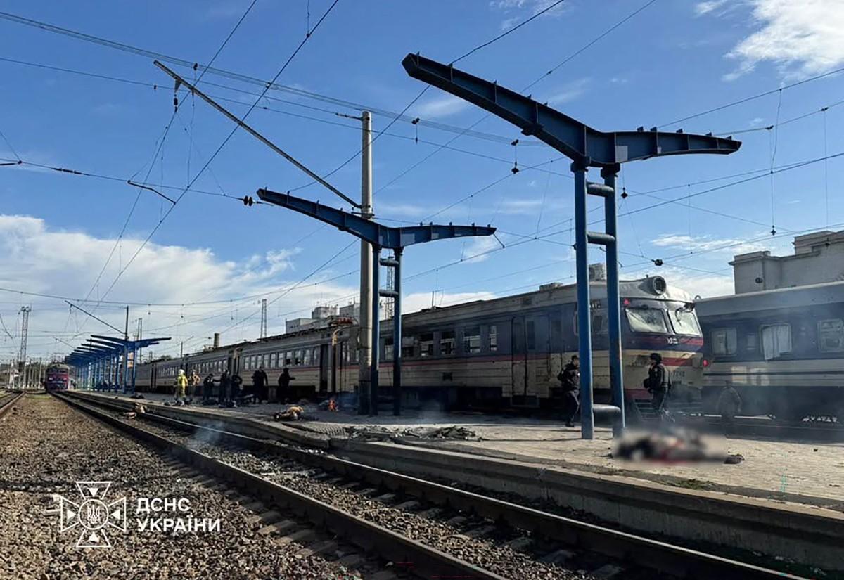 Russian attack on Ukrainian railway station leaves 14 dead; Ukraine launches drones against Moscow