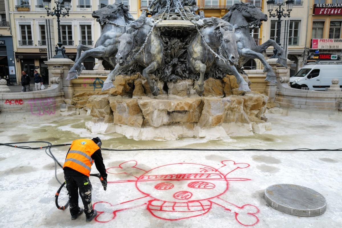 After wave of violence, France imposes partial curfew in Paris and other cities and does not rule out a state of emergency