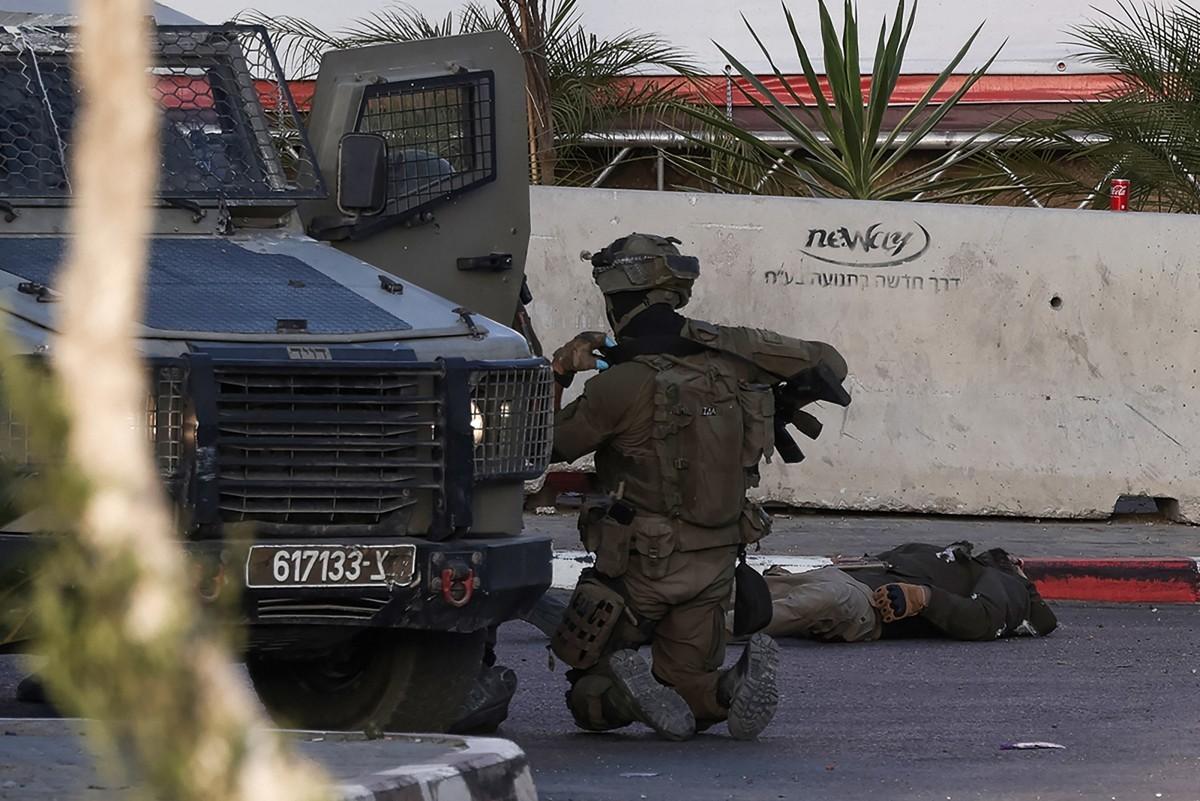 Israeli prime minister announces major operation in the West Bank and orders Hebron sealed off after shooting kills two soldiers; watch video