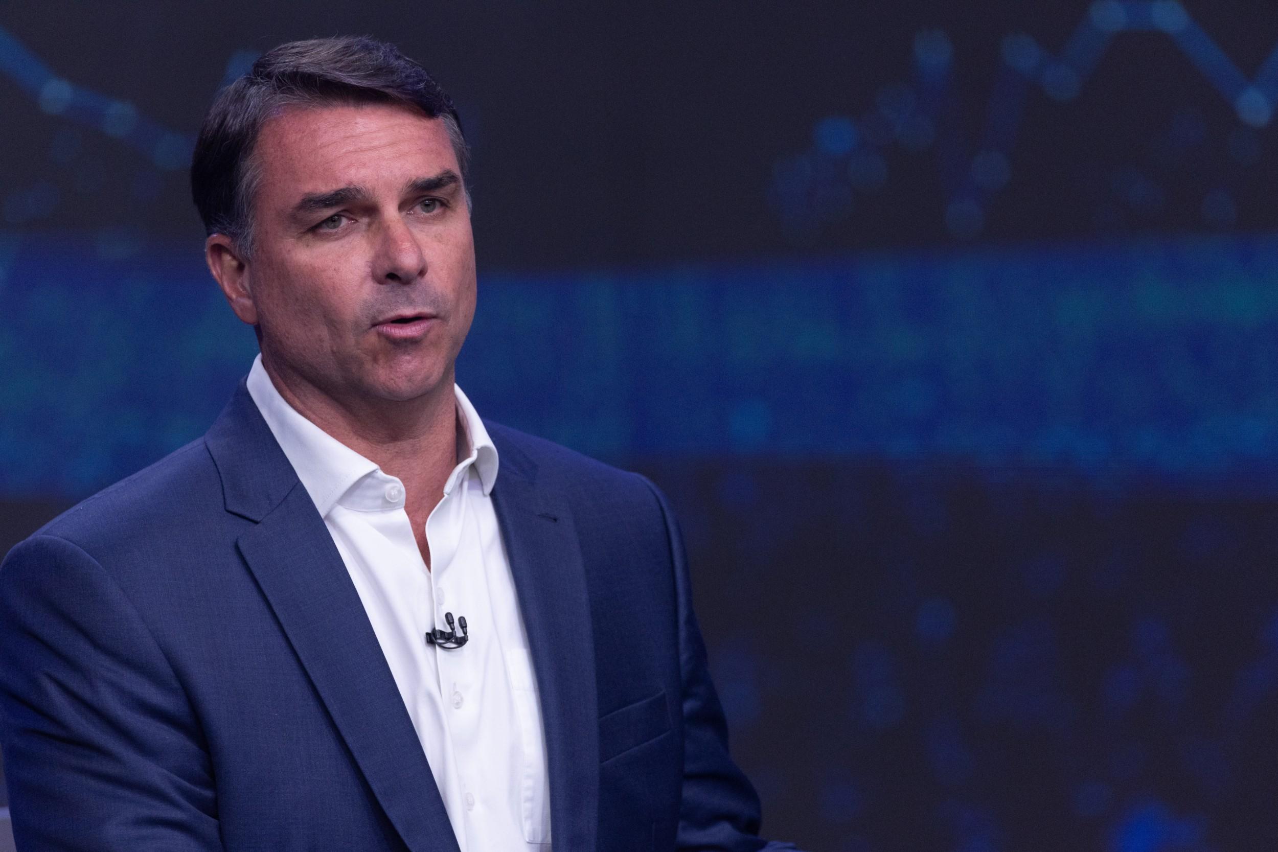 Flávio Bolsonaro adjusts plan for Globo debate and is expected to continue appearing behind Lula after assessing public response