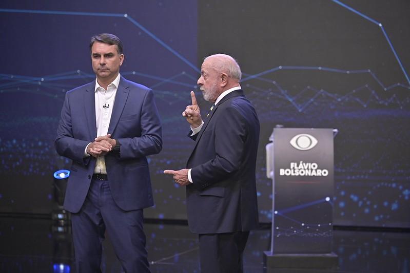 Argentine newspaper covers debate between Lula and Flávio Bolsonaro, with exchanges of accusations and provocations over Milei