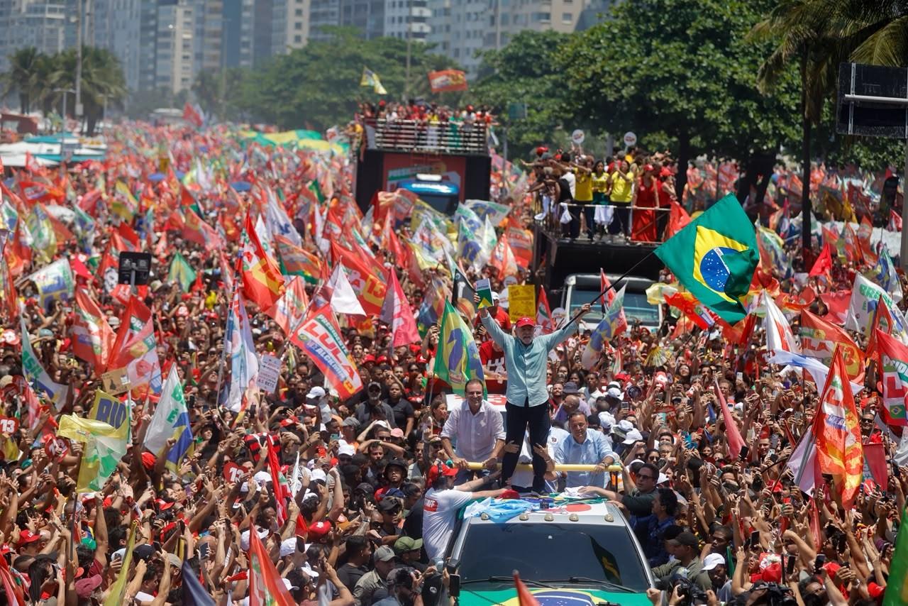 At a rally in Rio on the eve of the runoff, Lula calls Flávio a ‘militiaman’ and says people want change ‘for the better’