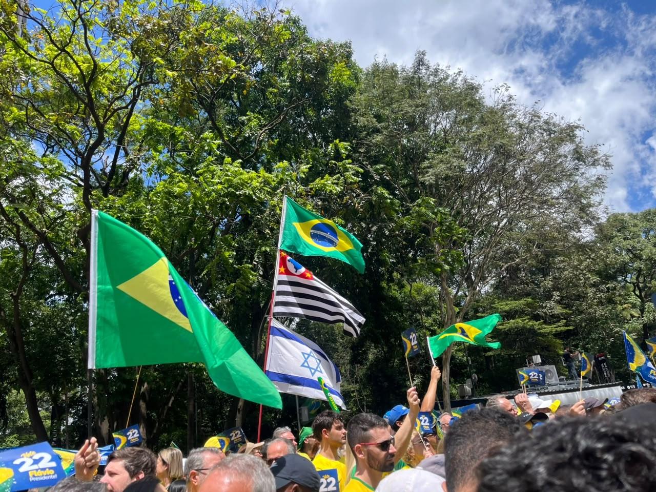 Flávio Bolsonaro participates in rally with supporters on Avenida Paulista